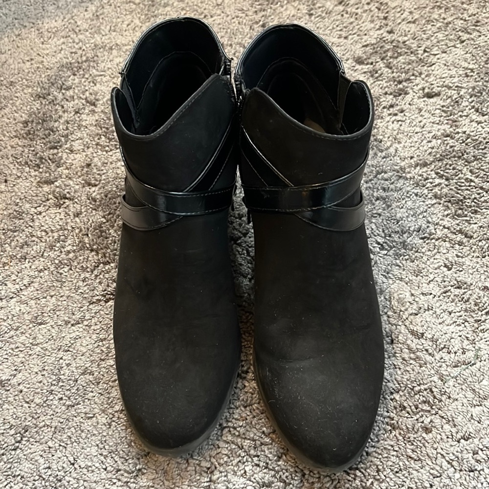 Black Karen Scott booties. Excellent condition. Size 8.